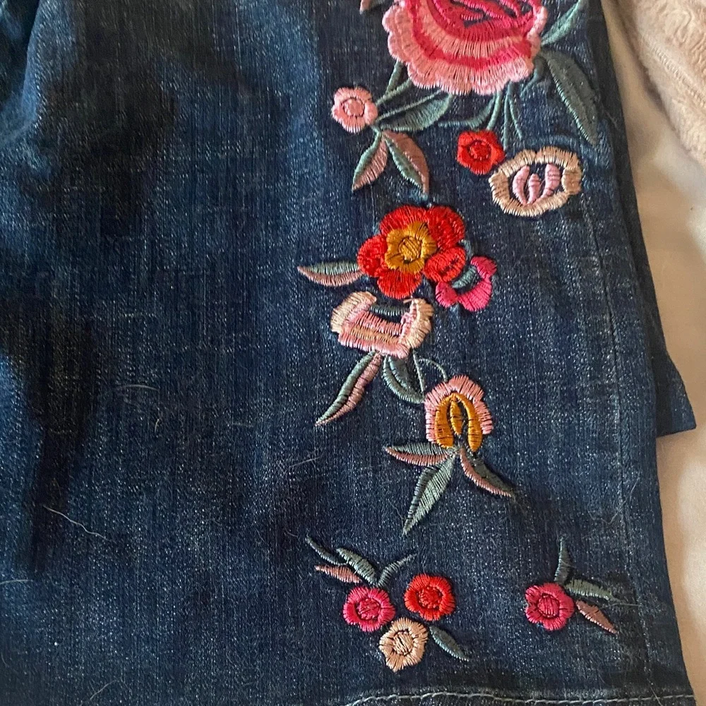 Sale 🌹Laurie Felt Blue Jeans with Pink Floral Embroidery - Picture 5 of 15